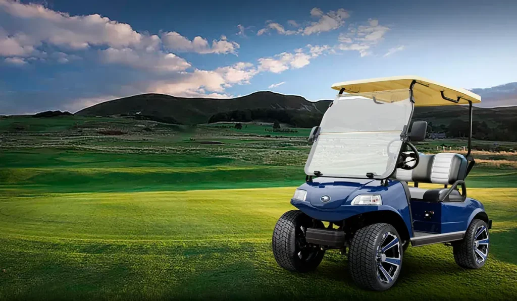 Imagen que muestra una vista panorámica de un campo con césped verde y en donde se pueden colocar carritos de golf, aparece un carrito en color azul al centro de la fotografía