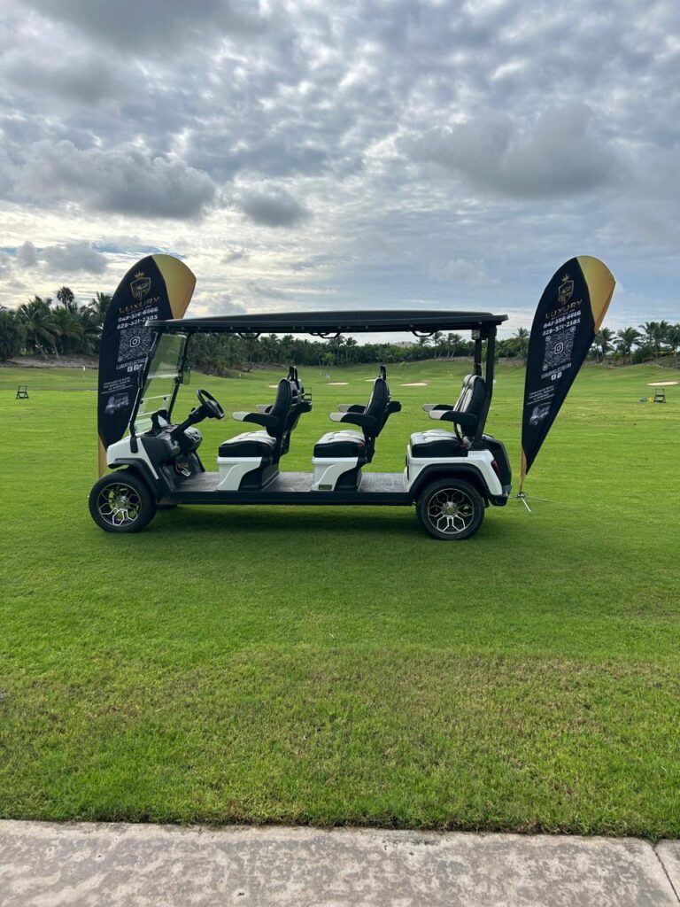 Carrito de golf eléctrico blanco de 6 asientos, la opción ideal para disfrutar de un recorrido en grupo con estilo y confort.