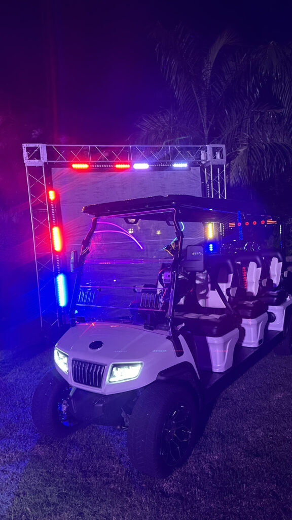 Carrito de golf eléctrico Luxury Electric en Alma evento by The Sphere, destacando por su diseño elegante y eficiencia.