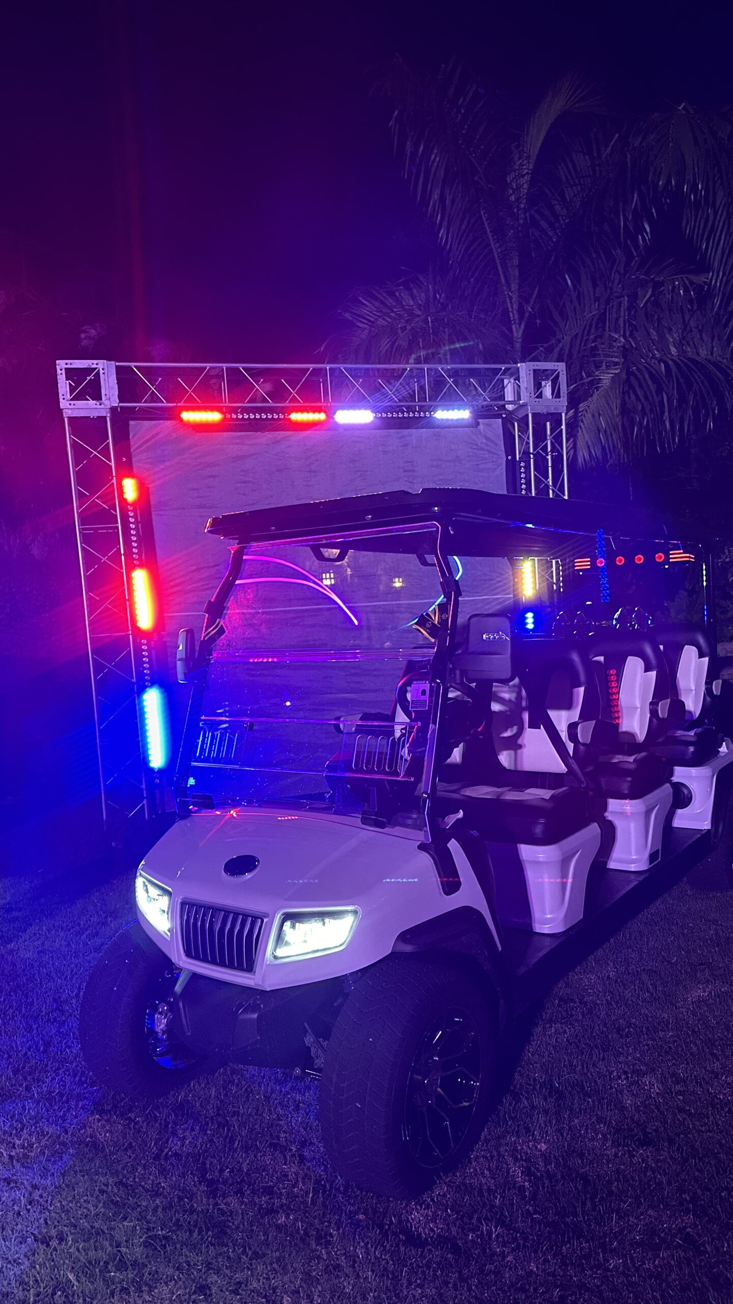 Carrito de golf eléctrico Luxury Electric en Alma evento by The Sphere, destacando por su diseño elegante y eficiencia.