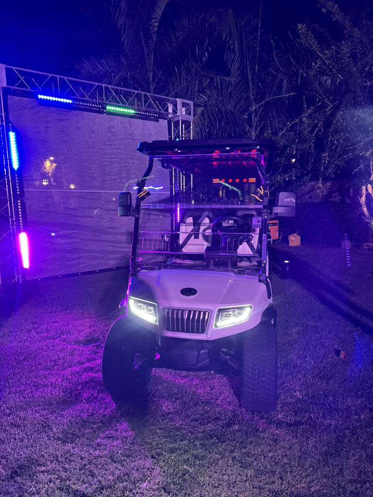 Carrito de golf blanco de 6 asientos de Luxury Electric en Alma evento by The Sphere, ideal para recorrer Casa de Campo con estilo y comodidad.