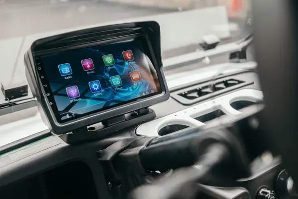 Pantalla digital del Carrier 8 Plus, uno de los carritos de golf eléctricos más avanzados, con tecnología intuitiva y fácil de usar.