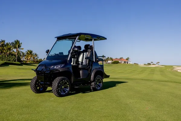 Carrito de golf D3 Lifted en color negro, estacionado en un hermoso campo de golf, ideal para recorridos con estilo y potencia.