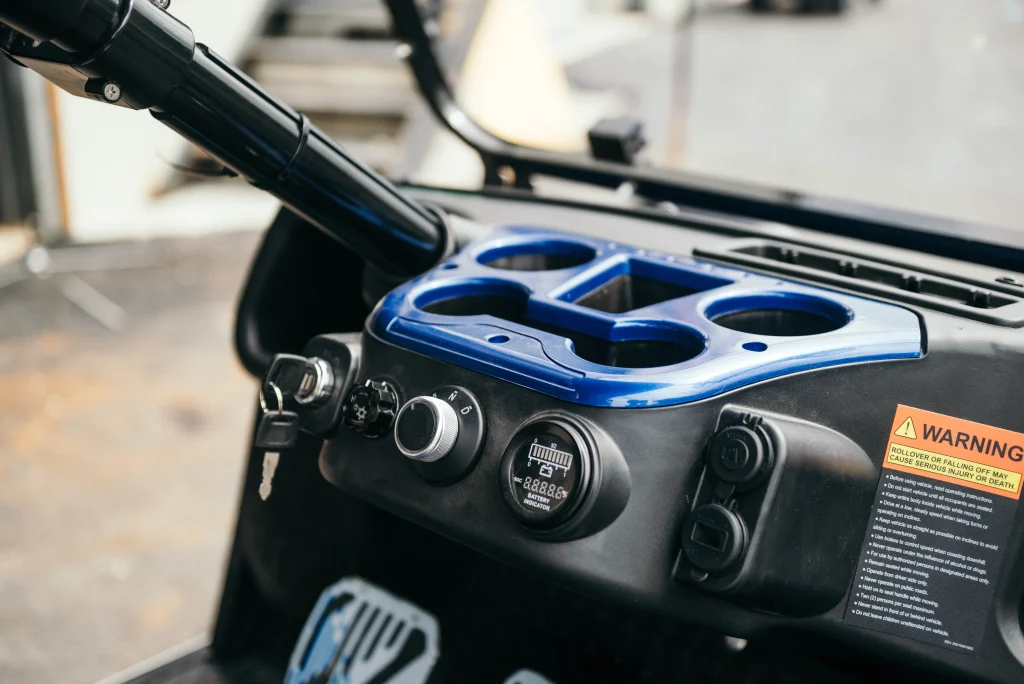 Primer plano del tablero de un carrito de golf. Parte importante del Mantenimiento de carritos de golf.