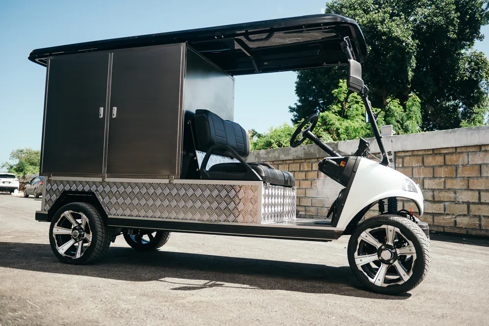 Un carrito de golf estacionado listo para el mantenimiento de carritos de golf