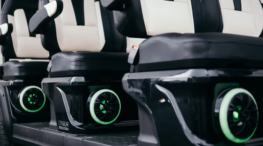 Detalle del interior moderno de carritos de golf con asientos ergonómicos y sistema de sonido integrado de alta gama.