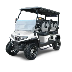 Modelo GM5-Maverick 4 Plus aparece estacionado sobre asfalto mojado, mostrando su diseño moderno con asientos en blanco y negro y bocinas con luces LED en la parte trasera.