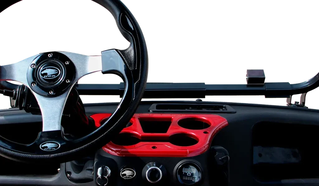 Detalle del volante y parte del tablero de control, mostrando una versión personalizada del mejor carrito de golf desde el interior.