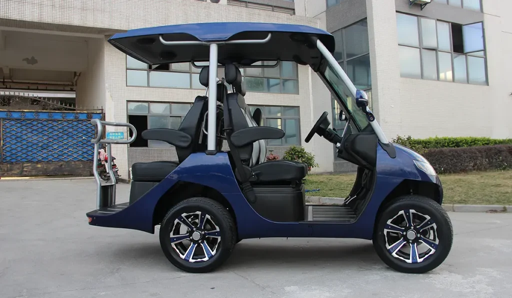 Un carrito de golf de diseño urbano con techo y asientos visibles, representando una opción moderna dentro de lo que se considera el mejor carrito de golf para uso cotidiano.