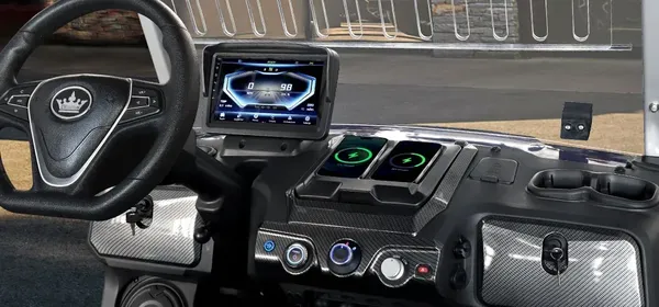 Vista del tablero digital y controles táctiles de los carritos de golf Serie D-MAX, que integran funciones de carga inalámbrica y una interfaz moderna.