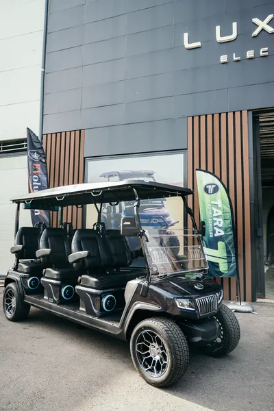 Carro 6 plazas de lujo, en la entrada de Luxury Electric, destacando los Principales beneficios de usar carros de golf de lujo
