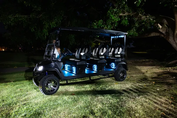Carro de golf de lujo con iluminación LED azul, demostrando uno de los Principales beneficios de usar carros de golf de lujo