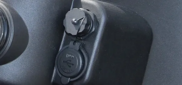 Toma fotográfica en close up que muestra un cargador USB que viene integrado en el Turfman 800