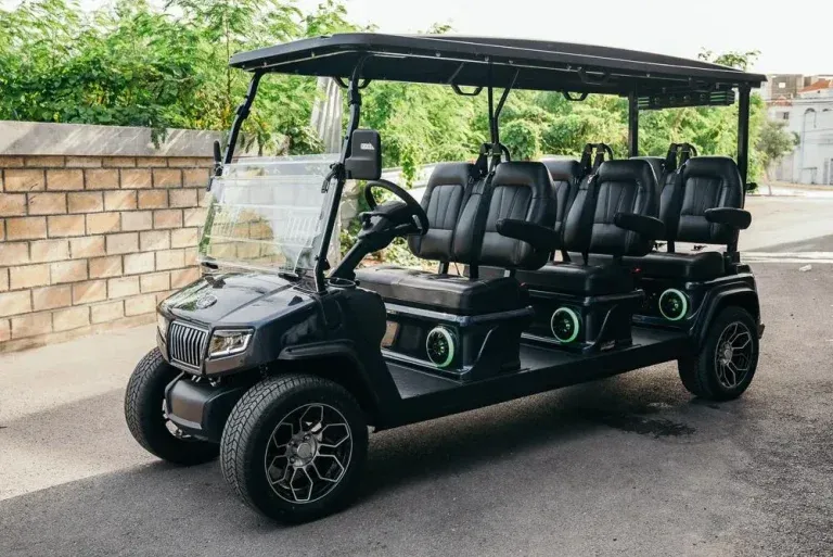 Carritos de golf premium circulando en un residencial privado, ofreciendo desplazamientos cómodos, seguros y con excelente diseño exclusivo.