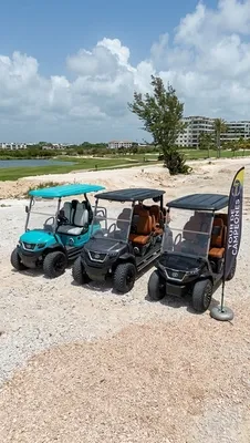 Carritos de golf premium de Luxury Electric GM preparados para brindar movilidad eléctrica durante el tour de campeones en República Dominicana.