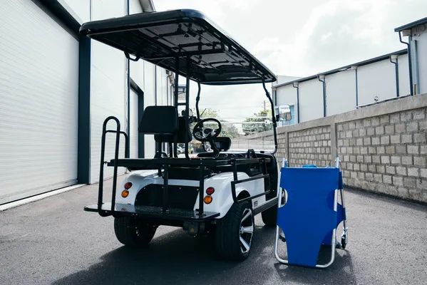 Vista lateral del Golf cart ambulance con camilla integrada, motor eléctrico, amplio espacio interior y diseño para atención inmediata.